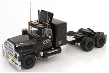 Lade das Bild in den Galerie-Viewer, Set: Mack RL 700L Convoy (schwarz) und Fruehauf Heil Trailer (silber), „Rubber Duck“ - Road Kings 1:18