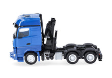 Lade das Bild in den Galerie-Viewer, Mercedes-Benz Arocs 18 Bigspace Zugmaschine 3achs mit Ladekran (6x4), enzianblau - Herpa 1:87