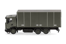 Lade das Bild in den Galerie-Viewer, Scania XT17 Koffer-LKW 3achs "Schwedische Armee" - Herpa 1:87