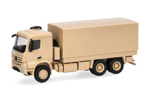 Lade das Bild in den Galerie-Viewer, Mercedes-Benz Arocs 6x6 Pritsche/Plane, sandbeige undekoriert - Herpa 1:87