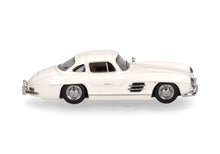 Lade das Bild in den Galerie-Viewer, Mercedes-Benz 300 SL Flügeltürer, weiß - Herpa 1:87