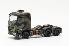 Lade das Bild in den Galerie-Viewer, Mercedes-Benz Arocs 6x4 Zugmaschine "Bundeswehr", flecktarn - Herpa 1:87