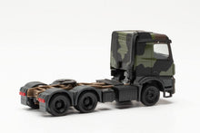 Lade das Bild in den Galerie-Viewer, Mercedes-Benz Arocs 6x4 Zugmaschine "Bundeswehr", flecktarn - Herpa 1:87