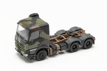 Lade das Bild in den Galerie-Viewer, Mercedes-Benz Arocs 6x4 Zugmaschine "Bundeswehr", flecktarn - Herpa 1:87