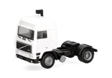Lade das Bild in den Galerie-Viewer, Volvo F10 Globetrotter Zugmaschine 2achs, weiß - Herpa 1:87