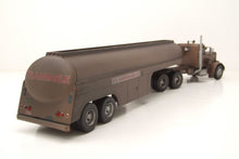 Lade das Bild in den Galerie-Viewer, Peterbilt 281 Tank-Sattelzug 1955 verrostet "Duell" - IXO 1:43