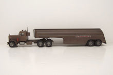 Lade das Bild in den Galerie-Viewer, Peterbilt 281 Tank-Sattelzug 1955 verrostet "Duell" - IXO 1:43