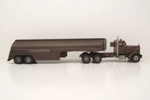 Lade das Bild in den Galerie-Viewer, Peterbilt 281 Tank-Sattelzug 1955 verrostet "Duell" - IXO 1:43