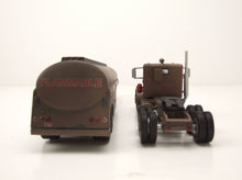 Lade das Bild in den Galerie-Viewer, Peterbilt 281 Tank-Sattelzug 1955 verrostet "Duell" - IXO 1:43