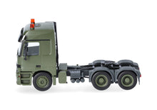 Lade das Bild in den Galerie-Viewer, Mercedes-Benz Actros L (96) MP1 Zugmaschine 3achs (6x4), olivgrün (Belgien) - Herpa 1:87