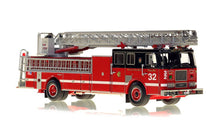 Lade das Bild in den Galerie-Viewer, Chicago Fire Department Truck 32 1996 Seagrave - NZG 1:50