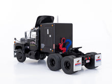Lade das Bild in den Galerie-Viewer, Mack R-Series, Kris Kristoffersons Rubber Duck R.D. Trucking CONVOY - IXO 1:43