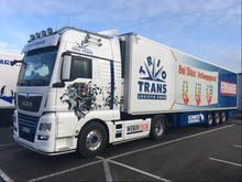 Lade das Bild in den Galerie-Viewer, MAN TGX Trio-Trans Logistik - Rettungsgasse/ FERNFAHRER-Partnertruck - Herpa 1:50
