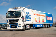 Lade das Bild in den Galerie-Viewer, MAN TGX Trio-Trans Logistik - Rettungsgasse/ FERNFAHRER-Partnertruck - Herpa 1:50