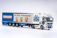 Lade das Bild in den Galerie-Viewer, MAN TGX Trio-Trans Logistik - Rettungsgasse/ FERNFAHRER-Partnertruck - Herpa 1:50