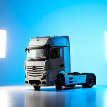 Lade das Bild in den Galerie-Viewer, Mercedes-Benz Actros L weiß mit Design - NZG 1:18
