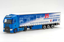Lade das Bild in den Galerie-Viewer, Renault T Gardinenplanen Sattelzug  - "Trucker Babe" Anne Laufer - Herpa 1:87

