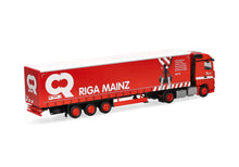 Lade das Bild in den Galerie-Viewer, Mercedes-Benz Actros Streamspace Gardinenplanen-Sattelzug "Riga Mainz" - Herpa 1:87
