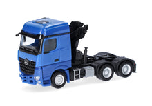 Lade das Bild in den Galerie-Viewer, Mercedes-Benz Arocs 18 Bigspace Zugmaschine 3achs mit Ladekran (6x4), enzianblau - Herpa 1:87
