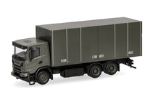 Lade das Bild in den Galerie-Viewer, Scania XT17 Koffer-LKW 3achs "Schwedische Armee" - Herpa 1:87
