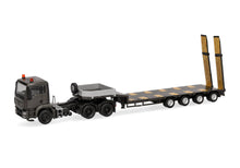 Lade das Bild in den Galerie-Viewer, MAN TGS M Semitieflade-Sattelzug "Serbische Streitkräfte" (Serbien) - Herpa 1:87
