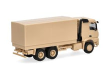 Lade das Bild in den Galerie-Viewer, Mercedes-Benz Arocs 6x6 Pritsche/Plane, sandbeige undekoriert - Herpa 1:87
