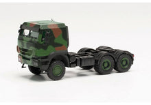 Lade das Bild in den Galerie-Viewer, Iveco Trakker geschützt 6×6 Sattelzugmaschine Flecktarn „Bundeswehr“ - Herpa 1:87
