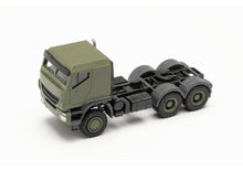 Lade das Bild in den Galerie-Viewer, Iveco Trakker geschützt 6×6 Sattelzugmaschine „Bundeswehr" - Herpa 1:87
