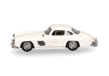Lade das Bild in den Galerie-Viewer, Mercedes-Benz 300 SL Flügeltürer, weiß - Herpa 1:87
