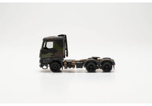 Lade das Bild in den Galerie-Viewer, Mercedes-Benz Arocs 6x4 Zugmaschine "Bundeswehr", flecktarn - Herpa 1:87
