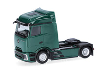 Lade das Bild in den Galerie-Viewer, Mercedes-Benz Actros L Procabin Streamspace Zugmaschine 2achs, moosgrün - Herpa 1:87
