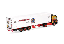 Lade das Bild in den Galerie-Viewer, Mercedes-Benz SK '88 Koffer-Sattelzug "Uwe Harms International" - Herpa 1:87

