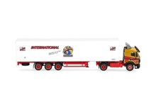 Lade das Bild in den Galerie-Viewer, Mercedes-Benz SK '88 Koffer-Sattelzug "Uwe Harms International" - Herpa 1:87
