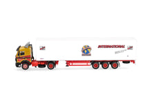 Lade das Bild in den Galerie-Viewer, Mercedes-Benz SK '88 Koffer-Sattelzug "Uwe Harms International" - Herpa 1:87
