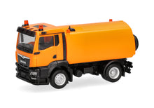 Lade das Bild in den Galerie-Viewer, MAN TGS NN Kehrmaschine, kommunalorange - Herpa 1:87
