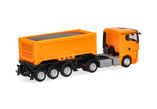 Lade das Bild in den Galerie-Viewer, MAN TGX GN Abraummulden-Sattelzug mit Ladegut, kommunalorange - Herpa 1:87
