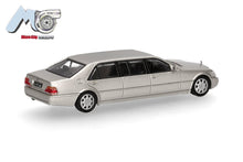 Lade das Bild in den Galerie-Viewer, MicroCity: Mercedes-Benz S600 Pullman, champagnergold - Herpa 1:87
