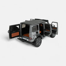 Lade das Bild in den Galerie-Viewer, Mercedes-AMG G 63 4x4² Standard, platin magno

