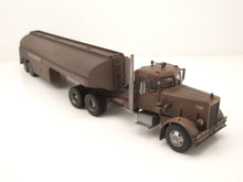 Lade das Bild in den Galerie-Viewer, Peterbilt 281 Tank-Sattelzug 1955 verrostet "Duell" - IXO 1:43
