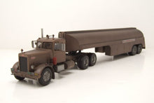 Lade das Bild in den Galerie-Viewer, Peterbilt 281 Tank-Sattelzug 1955 verrostet "Duell" - IXO 1:43
