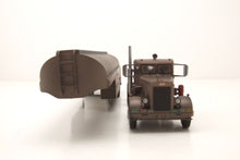 Lade das Bild in den Galerie-Viewer, Peterbilt 281 Tank-Sattelzug 1955 verrostet "Duell" - IXO 1:43
