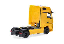 Lade das Bild in den Galerie-Viewer, Mercedes-Benz Actros L 18 Gigaspace Zugmaschine 2achs, ginstergelb - Herpa 1:87
