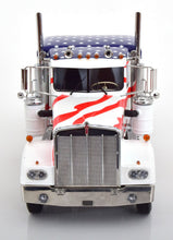 Lade das Bild in den Galerie-Viewer, Kenworth W900 Stars &amp; Stripes - Road Kings 1:18
