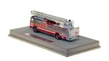 Lade das Bild in den Galerie-Viewer, Chicago Fire Department Truck 32 1996 Seagrave - NZG 1:50
