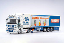 Lade das Bild in den Galerie-Viewer, MAN TGX Trio-Trans Logistik - Partnertruck FERNFAHRER "Rettungsgasse" - Herpa 1:50

