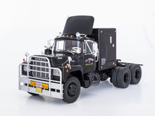 Lade das Bild in den Galerie-Viewer, Mack R-Series, Kris Kristoffersons Rubber Duck R.D. Trucking CONVOY - IXO 1:43
