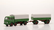 Lade das Bild in den Galerie-Viewer, Mercedes-Benz Pritschenhängerzug LP333 - grasgrün – Wiking 1:87
