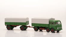 Lade das Bild in den Galerie-Viewer, Mercedes-Benz Pritschenhängerzug LP333 - grasgrün – Wiking 1:87
