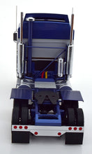 Lade das Bild in den Galerie-Viewer, Kenworth K100 Aerodyne 6x4 1976 blaumetallic/silber - Road Kings 1:18
